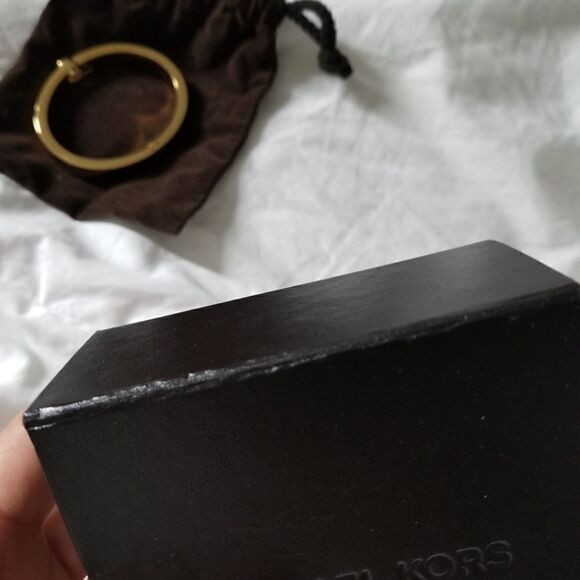 MICHAEL KORS GOLD COLOR BRACELET WITH LOGO PLAQUE WITH ORIGINAL BOX - Picture 4 of 16